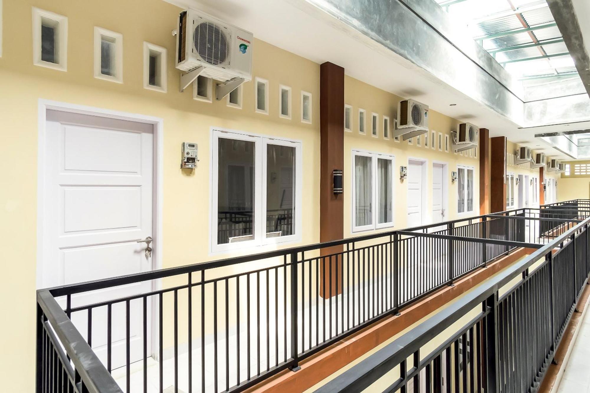 Super Oyo Capital O 873 Kamani Homestay Syariah Медан Экстерьер фото